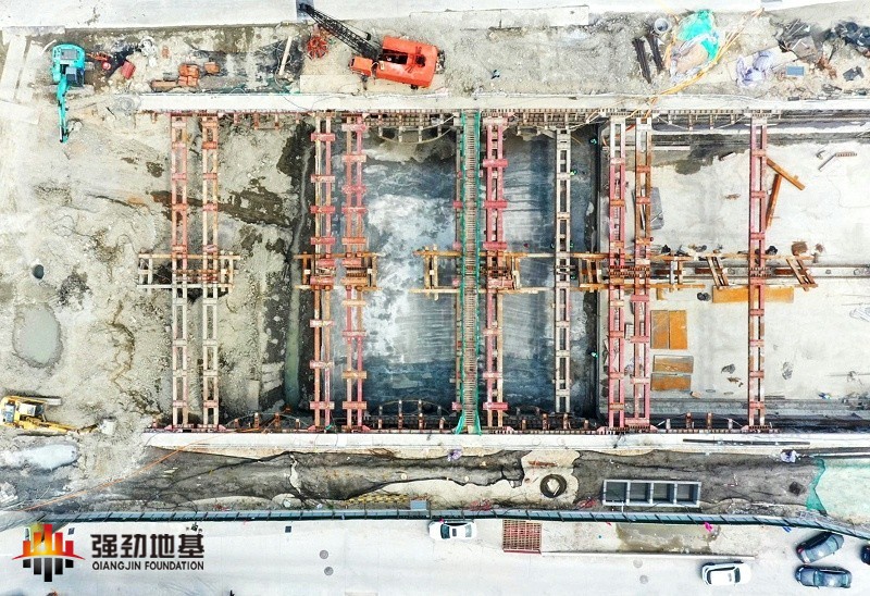 預(yù)應(yīng)力魚腹式基坑鋼支撐施工現(xiàn)場